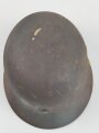 Stahlhelm Modell 1940 der Wehrmacht. Vermutlich in Teilen originales Innenfutter, Nieten und Glocke SE64. Neuzeitlich lackiert und mit Emblemen der Waffen SS versehen, der Kinnriemen ist ebenfalls eine Reproduktion.