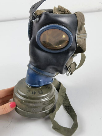 Gasmaske Wehrmacht. Gummi weich, datiert 1944, der Filter datiert 1941