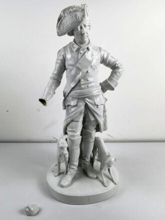 Friedrich der Große " Der alte Fritz" , Porzellanfigur hergestellt um die Jahrhundertwende von Aelteste Volkstedter Porzellanmanufaktur. Diverse Beschädigungen, die Hand lose beiliegend. Gesamthöhe etwa 75cm