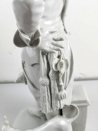 Friedrich der Große " Der alte Fritz" , Porzellanfigur hergestellt um die Jahrhundertwende von Aelteste Volkstedter Porzellanmanufaktur. Diverse Beschädigungen, die Hand lose beiliegend. Gesamthöhe etwa 75cm