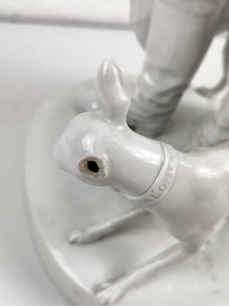 Friedrich der Große " Der alte Fritz" , Porzellanfigur hergestellt um die Jahrhundertwende von Aelteste Volkstedter Porzellanmanufaktur. Diverse Beschädigungen, die Hand lose beiliegend. Gesamthöhe etwa 75cm