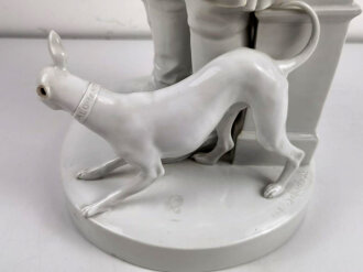 Friedrich der Große " Der alte Fritz" , Porzellanfigur hergestellt um die Jahrhundertwende von Aelteste Volkstedter Porzellanmanufaktur. Diverse Beschädigungen, die Hand lose beiliegend. Gesamthöhe etwa 75cm