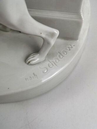 Friedrich der Große " Der alte Fritz" , Porzellanfigur hergestellt um die Jahrhundertwende von Aelteste Volkstedter Porzellanmanufaktur. Diverse Beschädigungen, die Hand lose beiliegend. Gesamthöhe etwa 75cm