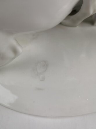 Friedrich der Große " Der alte Fritz" , Porzellanfigur hergestellt um die Jahrhundertwende von Aelteste Volkstedter Porzellanmanufaktur. Diverse Beschädigungen, die Hand lose beiliegend. Gesamthöhe etwa 75cm