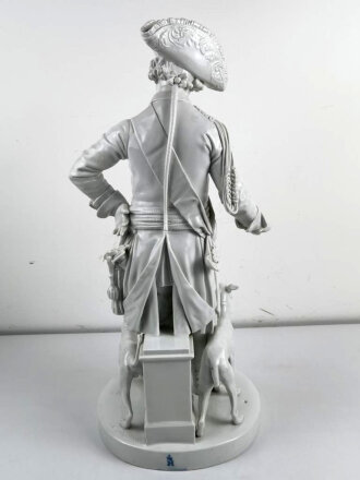 Friedrich der Große " Der alte Fritz" , Porzellanfigur hergestellt um die Jahrhundertwende von Aelteste Volkstedter Porzellanmanufaktur. Diverse Beschädigungen, die Hand lose beiliegend. Gesamthöhe etwa 75cm
