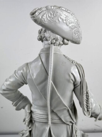 Friedrich der Große " Der alte Fritz" , Porzellanfigur hergestellt um die Jahrhundertwende von Aelteste Volkstedter Porzellanmanufaktur. Diverse Beschädigungen, die Hand lose beiliegend. Gesamthöhe etwa 75cm