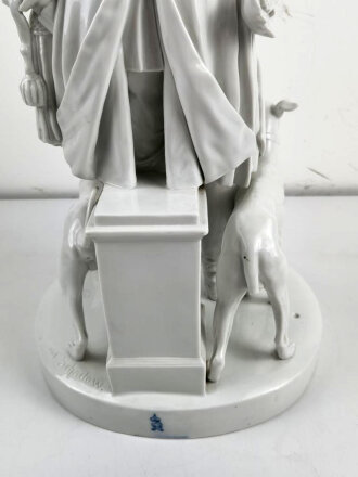 Friedrich der Große " Der alte Fritz" , Porzellanfigur hergestellt um die Jahrhundertwende von Aelteste Volkstedter Porzellanmanufaktur. Diverse Beschädigungen, die Hand lose beiliegend. Gesamthöhe etwa 75cm