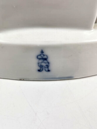 Friedrich der Große " Der alte Fritz" , Porzellanfigur hergestellt um die Jahrhundertwende von Aelteste Volkstedter Porzellanmanufaktur. Diverse Beschädigungen, die Hand lose beiliegend. Gesamthöhe etwa 75cm