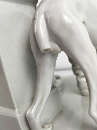 Friedrich der Große " Der alte Fritz" , Porzellanfigur hergestellt um die Jahrhundertwende von Aelteste Volkstedter Porzellanmanufaktur. Diverse Beschädigungen, die Hand lose beiliegend. Gesamthöhe etwa 75cm