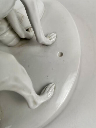 Friedrich der Große " Der alte Fritz" , Porzellanfigur hergestellt um die Jahrhundertwende von Aelteste Volkstedter Porzellanmanufaktur. Diverse Beschädigungen, die Hand lose beiliegend. Gesamthöhe etwa 75cm