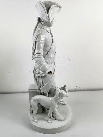 Friedrich der Große " Der alte Fritz" , Porzellanfigur hergestellt um die Jahrhundertwende von Aelteste Volkstedter Porzellanmanufaktur. Diverse Beschädigungen, die Hand lose beiliegend. Gesamthöhe etwa 75cm