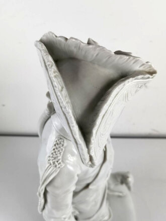 Friedrich der Große " Der alte Fritz" , Porzellanfigur hergestellt um die Jahrhundertwende von Aelteste Volkstedter Porzellanmanufaktur. Diverse Beschädigungen, die Hand lose beiliegend. Gesamthöhe etwa 75cm