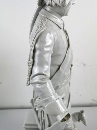 Friedrich der Große " Der alte Fritz" , Porzellanfigur hergestellt um die Jahrhundertwende von Aelteste Volkstedter Porzellanmanufaktur. Diverse Beschädigungen, die Hand lose beiliegend. Gesamthöhe etwa 75cm