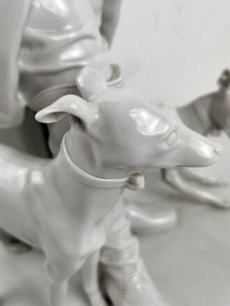 Friedrich der Große " Der alte Fritz" , Porzellanfigur hergestellt um die Jahrhundertwende von Aelteste Volkstedter Porzellanmanufaktur. Diverse Beschädigungen, die Hand lose beiliegend. Gesamthöhe etwa 75cm