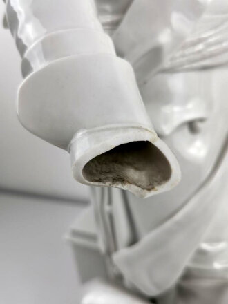 Friedrich der Große " Der alte Fritz" , Porzellanfigur hergestellt um die Jahrhundertwende von Aelteste Volkstedter Porzellanmanufaktur. Diverse Beschädigungen, die Hand lose beiliegend. Gesamthöhe etwa 75cm