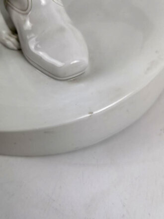 Friedrich der Große " Der alte Fritz" , Porzellanfigur hergestellt um die Jahrhundertwende von Aelteste Volkstedter Porzellanmanufaktur. Diverse Beschädigungen, die Hand lose beiliegend. Gesamthöhe etwa 75cm