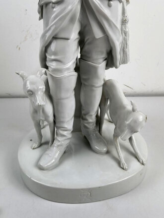 Friedrich der Große " Der alte Fritz" , Porzellanfigur hergestellt um die Jahrhundertwende von Aelteste Volkstedter Porzellanmanufaktur. Diverse Beschädigungen, die Hand lose beiliegend. Gesamthöhe etwa 75cm