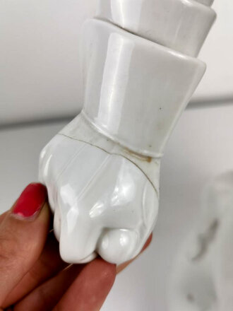 Friedrich der Große " Der alte Fritz" , Porzellanfigur hergestellt um die Jahrhundertwende von Aelteste Volkstedter Porzellanmanufaktur. Diverse Beschädigungen, die Hand lose beiliegend. Gesamthöhe etwa 75cm