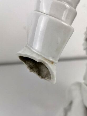 Friedrich der Große " Der alte Fritz" , Porzellanfigur hergestellt um die Jahrhundertwende von Aelteste Volkstedter Porzellanmanufaktur. Diverse Beschädigungen, die Hand lose beiliegend. Gesamthöhe etwa 75cm