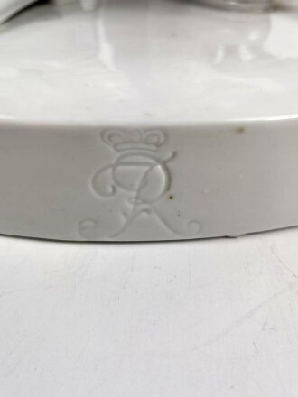 Friedrich der Große " Der alte Fritz" , Porzellanfigur hergestellt um die Jahrhundertwende von Aelteste Volkstedter Porzellanmanufaktur. Diverse Beschädigungen, die Hand lose beiliegend. Gesamthöhe etwa 75cm