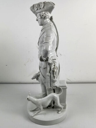 Friedrich der Große " Der alte Fritz" , Porzellanfigur hergestellt um die Jahrhundertwende von Aelteste Volkstedter Porzellanmanufaktur. Diverse Beschädigungen, die Hand lose beiliegend. Gesamthöhe etwa 75cm