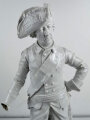 Friedrich der Große, Porzellanfigur hergestellt um die Jahrhundertwende von Aelteste Volkstedter Porzellanmanufaktur. Diverse Beschädigungen, die Hand lose beiliegend.