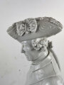 Friedrich der Große, Porzellanfigur hergestellt um die Jahrhundertwende von Aelteste Volkstedter Porzellanmanufaktur. Diverse Beschädigungen, die Hand lose beiliegend.