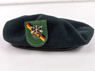 U.S. 1971 dated beret with Special Forces insignia. very good condition, size 6 3/8