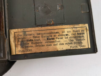 1.Weltkrieg , " Perlux " Taschenlampe. Originallack, die obere Anknöpflasche resturiert,  Funktion nicht geprüft