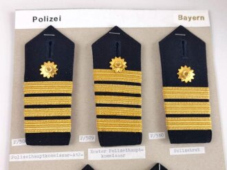 Polizei Bayern, Konvolut aus einzelnen Schulterklappen der Polizei Bayern, angetackert auf Kartonunterlage