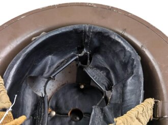 Großbritannien Stahlhelm 2.Weltkrieg. Die Glocke datiert 1939, Innenfutter ebenfalls 1939 datiert. Originallack