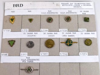 Deutschland nach 1945, Sammlung 11 Stück diverse Abzeichen vom " Verband der Heimkehrer ( VdH)