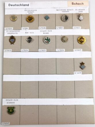 Deutschland nach 1945, Sammlung von 12 Stück diverse Abzeichen zum Thema " Schach"