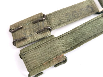 British Pattern 1944 Officers brace attachments, pair, one being dated 1955