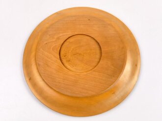 Geschnitzter Holzteller "Ehret die Scholle die euch ernähret" Drei erhaben geschnitzte Sonnenräder, Durchmesser 33cm