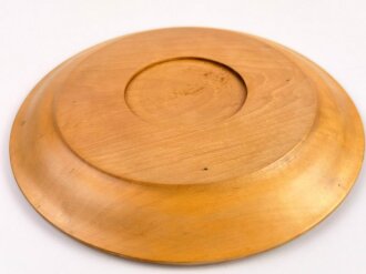 Geschnitzter Holzteller "Ehret die Scholle die euch ernähret" Drei erhaben geschnitzte Sonnenräder, Durchmesser 33cm