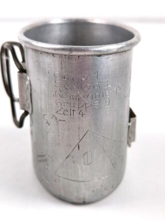 Kriegsgefangenschaft. Becher für eine Feldflasche. Sauber eingraviert "Hechtsheim,  Camp1, Sektion 3, Kompanie 15, Gruppe 9, Zelt 4"