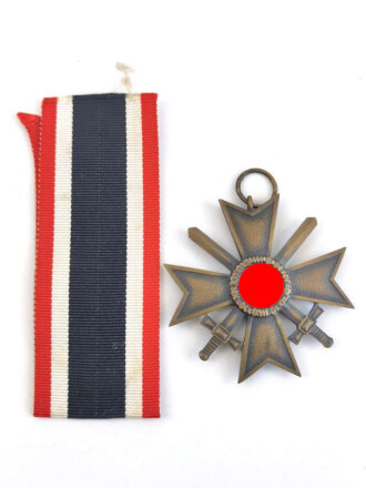 Kriegsverdienstkreuz 2. Klasse 1939 mit Schwertern, Hersteller 14 im Bandring für " Christian Lauer, Nürnberg " mit Bandabschnitt, Buntmetall