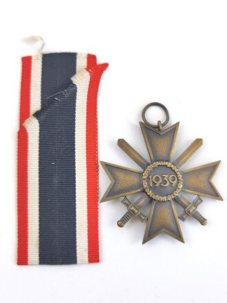 Kriegsverdienstkreuz 2. Klasse 1939 mit Schwertern, Hersteller 14 im Bandring für " Christian Lauer, Nürnberg " mit Bandabschnitt, Buntmetall