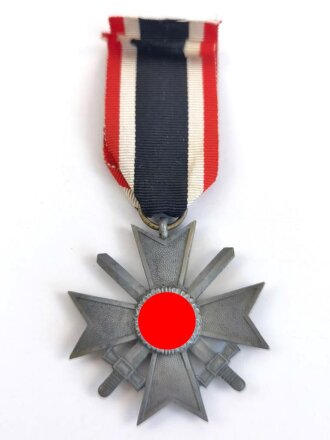 Kriegsverdienstkreuz 2. Klasse 1939 mit Schwertern, Hersteller 74 im Bandring für " Carl Maurer Sohn, Oberstein ", Zink