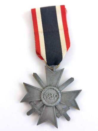 Kriegsverdienstkreuz 2. Klasse 1939 mit Schwertern, Hersteller 74 im Bandring für " Carl Maurer Sohn, Oberstein ", Zink