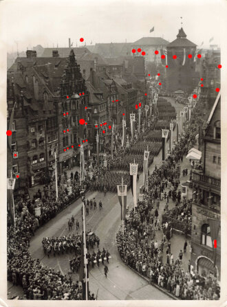 Foto Festumzug, wohl anlässlich eines  Reichsparteitag Nürnberg. Maße 18 x 24,5cm. " Bilderdienst Bittner Berlin"