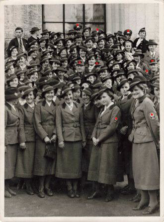 Foto Angehörige des weiblichen Reichsarbeitsdienst, wohl anlässlich eines  Reichsparteitag Nürnberg. Maße 18 x 24,5cm. " Bilderdienst Bittner Berlin"