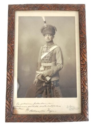 1.Weltkrieg, original gerahmtes Foto eines feldgrauen Husaren mit eigenhändiger Widmung. Maße des Rahmen 22,5 x 32,5cm