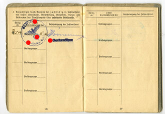 Soldbuch Waffen SS eines Angehörigen 2.SS-Nachrichten Ausbildungs Abteilung 1 Nürnberg. Ausgestellt im Mai 1944, eingetragenes Sturmgewehr 44 am 11.3.45. Komplett, guter Zustand, dazu ein Foto 6 x 8cm