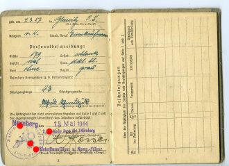 Soldbuch Waffen SS eines Angehörigen 2.SS-Nachrichten Ausbildungs Abteilung 1 Nürnberg. Ausgestellt im Mai 1944, eingetragenes Sturmgewehr 44 am 11.3.45. Komplett, guter Zustand, dazu ein Foto 6 x 8cm