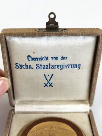 Braune Porzellanmedaille Meissen 1934. "1. Reichstheater Festwoche in Dresden" Durchmesser 51mm,  in zugehörigem Etui