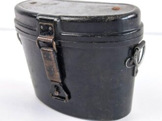 Behälter zum Dienstglas 6 x 30 der Wehrmacht aus schwarzer Preßmasse. Die Koppelschlaufen fehlen