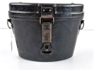 Behälter zum Dienstglas 6 x 30 der Wehrmacht aus schwarzer Preßmasse. Die Koppelschlaufen fehlen