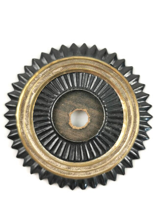 Kokarde für eine Pickalhaube für Offiziere. Ausführung für die Steckrosette. Originallack, Durchmesser 53mm